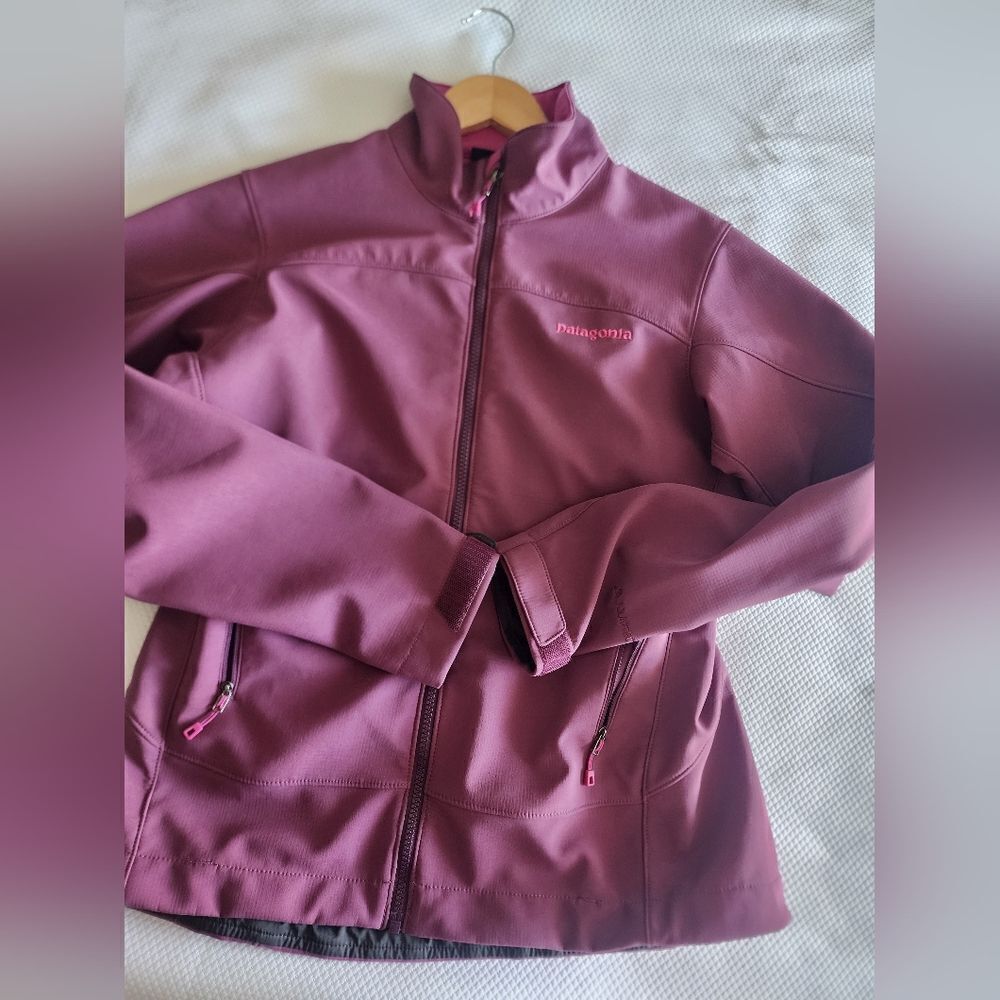 Patagonia Purple Ski & Snow Jacket with High Collar and Water-Resistant Fabric